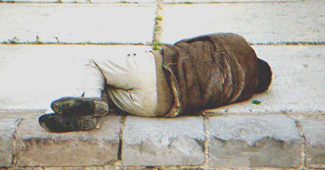 Tout le monde ignore un SDF inconscient allongé au sol jusqu’à ce qu’un jeune homme s’approche de lui : histoire du jour