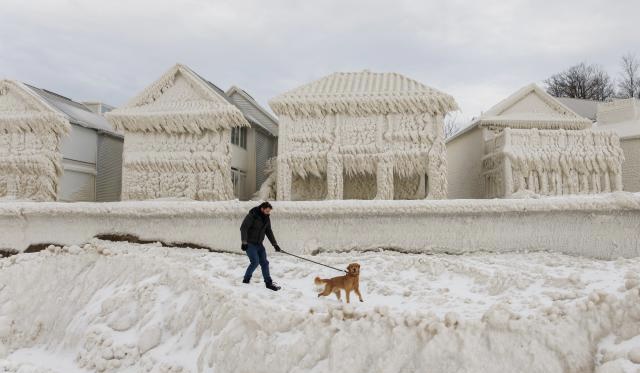 Découvrez les impressionnantes images d’un village ontarien devenu entièrement recouvert de glace