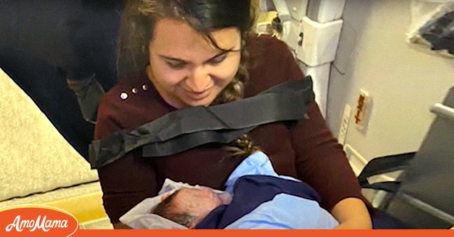 Une femme enceinte monte à bord d’un avion sans symptômes d’accouchement et en descend avec son bébé dans les bras