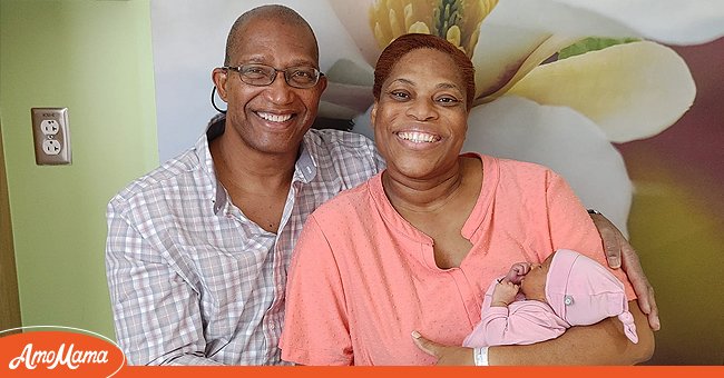 Une femme accouche de son premier enfant à 50 ans après avoir lutté contre l’infertilité pendant des années