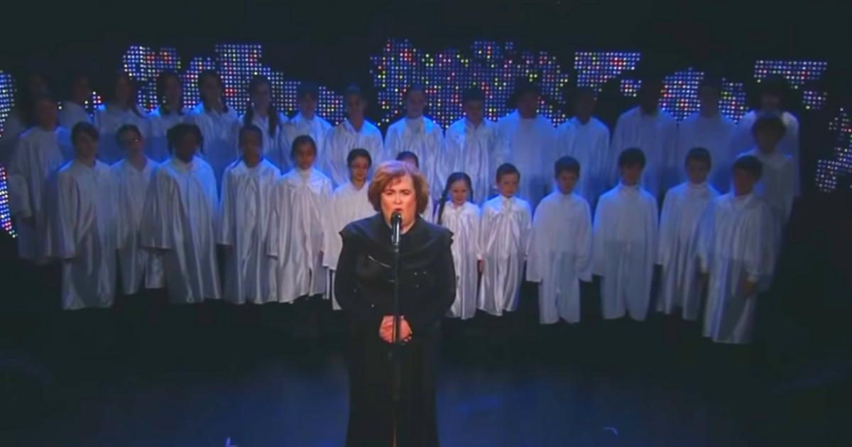 Susan Boyle chante une interprétation à couper le souffle de « O Holy Night » immortalisant l’esprit des fêtes de cette fin d’année