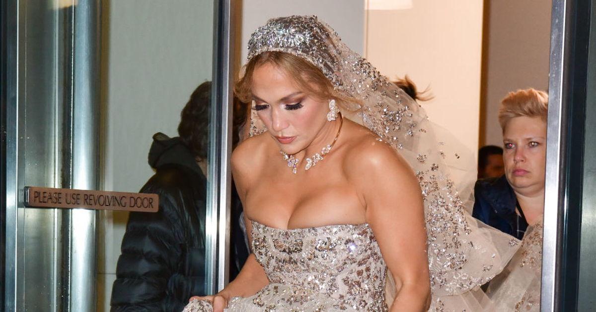 Jennifer Lopez étincelle dans une robe de mariée dramatique et embellie avec une traîne de 25 pieds.