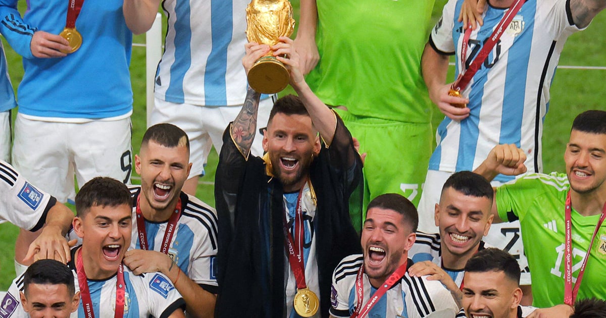 Voici la signification particulière de la « cape » qui a été mise sur Messi pour la cérémonie des trophées de la Coupe du monde