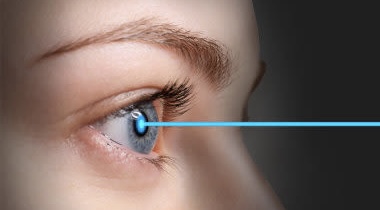 Une Québécoise a eu une chirurgie des yeux aux laser qui est tournée au désastre