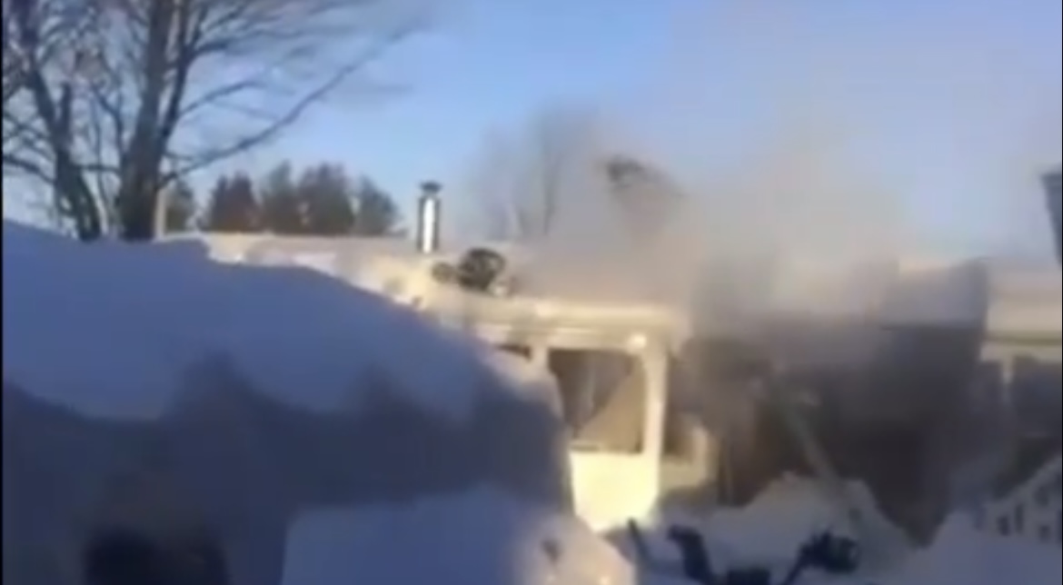 Un Québécois a été filmé en train de passer la tondeuse sur sa toiture pour enlever la neige