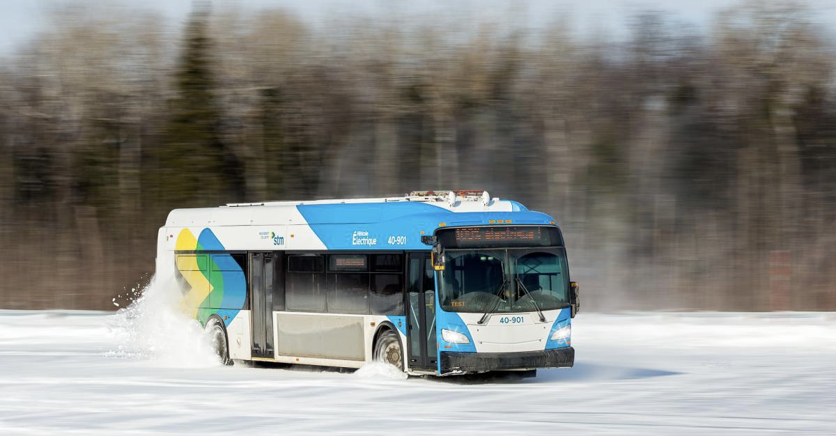 Un autobus de la STM se fait filmer à faire du drift sur la glace