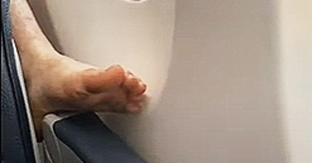 Les gens applaudissent la réaction d’un homme face à un passager qui a posé ses pieds nus sur son accoudoir pendant un vol