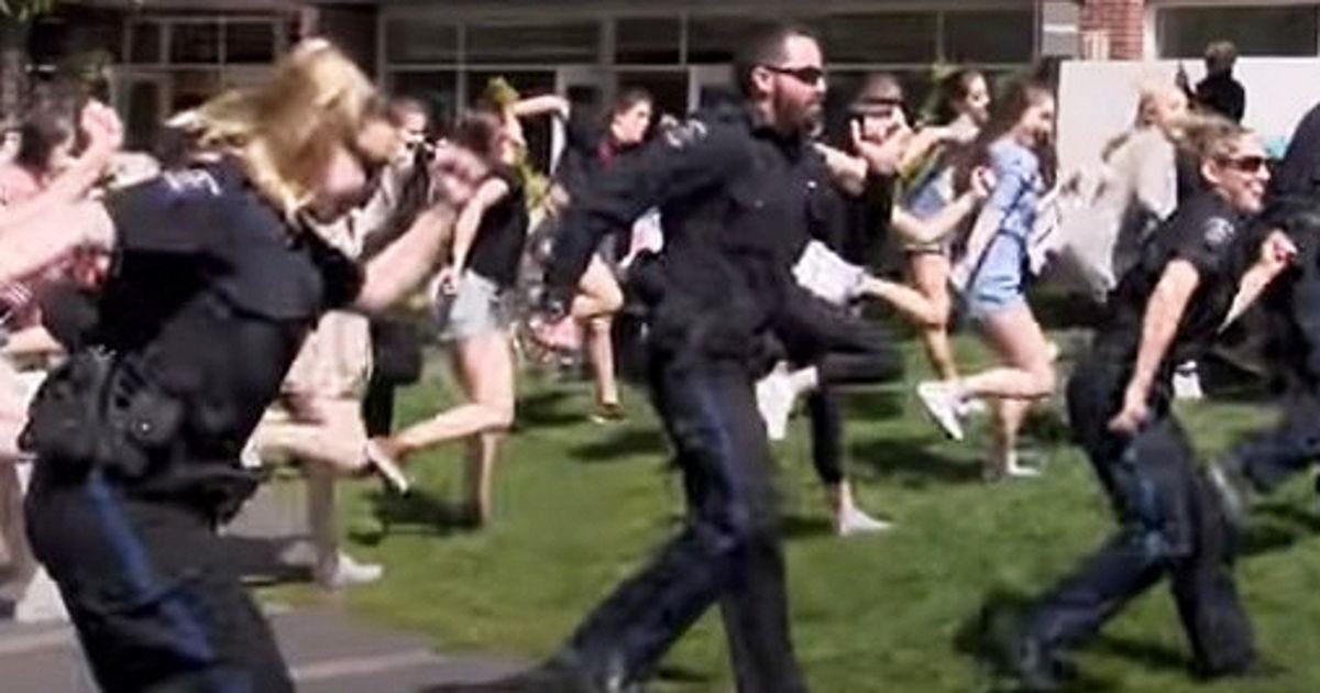 100 élèves qui interprètent « Uptown Funk » sont rejoints par des policiers amusants qui ont le rythme dans la peau