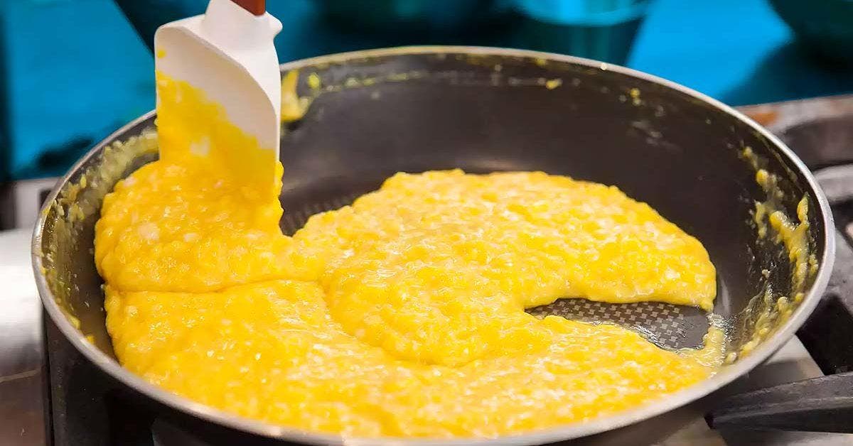 Comment faire des œufs brouillés crémeux ? Un ingrédient secret fait toute la différence
