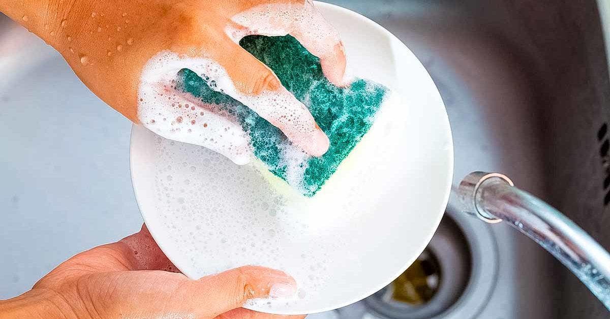 Les ménagères intelligentes ne jettent jamais d’éponges à vaisselle, voici pourquoi