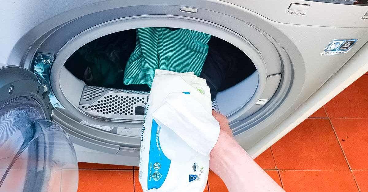 Mettez une lingette humide dans la machine à laver : l’astuce magique qui facilite la vie