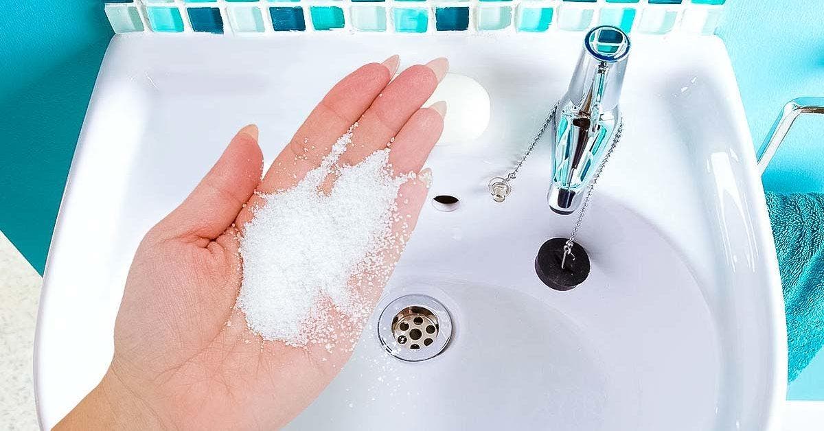 Pourquoi faut-il verser du sel dans l’évier avant de vous coucher ? L’astuce qui sauve votre maison