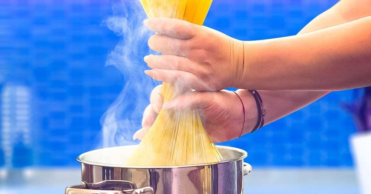 Ne cassez jamais les spaghettis avant cuisson : voilà pourquoi c’est une erreur