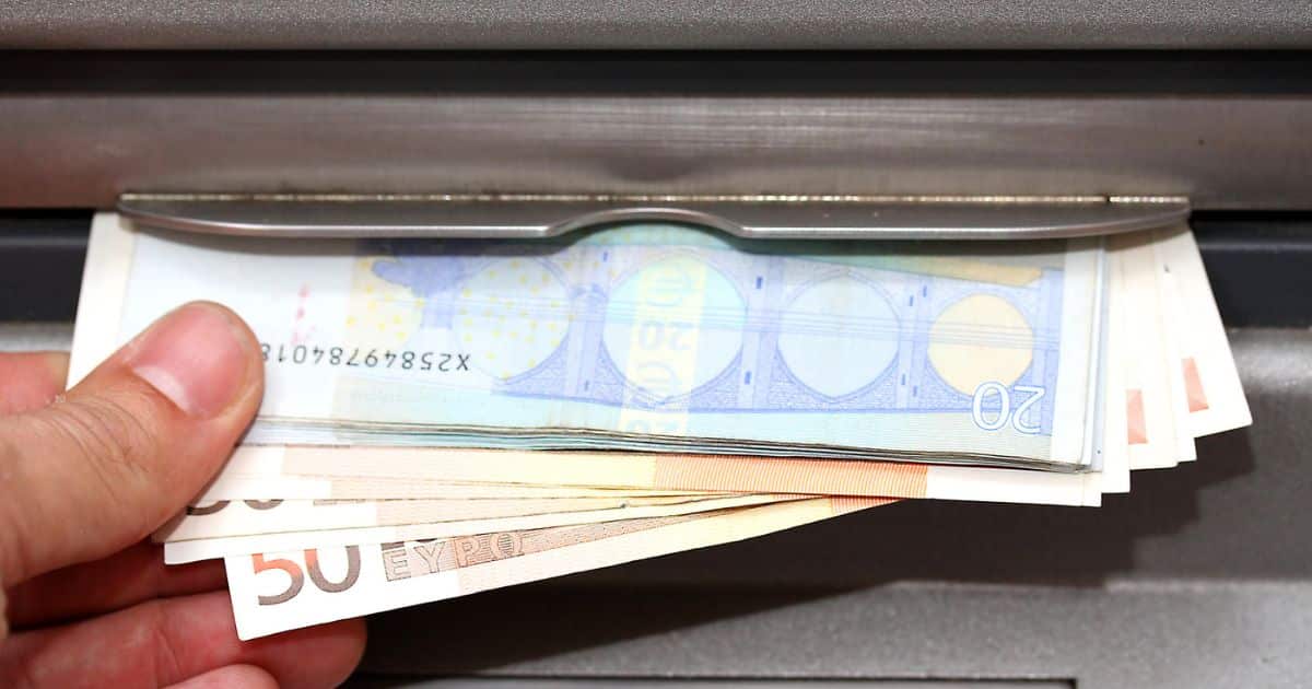 Banque : retirer de l’argent à un distributeur automatique pourrait vous coûter plus cher