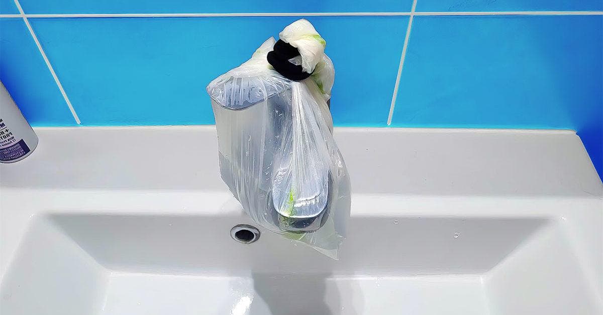 Enveloppez un sac en plastique sur votre robinet pour résoudre un problème très courant
