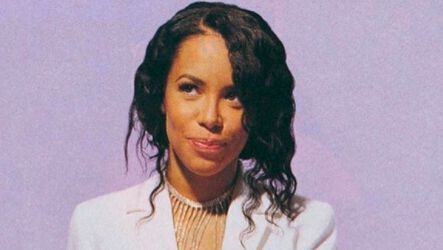 Aaliyah icône éternelle du style : retour sur ses looks les plus emblématiques