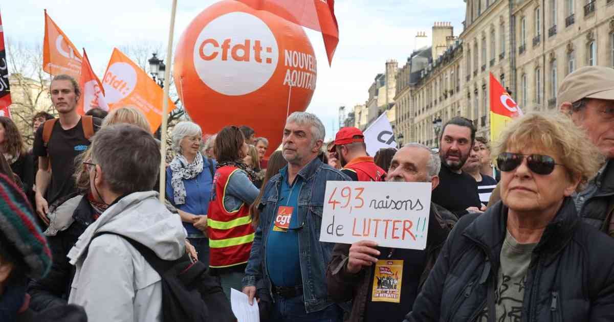 Les Manifestants à Paris Expriment Leur Colère Contre L’Utilisation du 49.3 en Tant Que “Scandale Absolu” dans le Cadre de la Réforme des Retraites