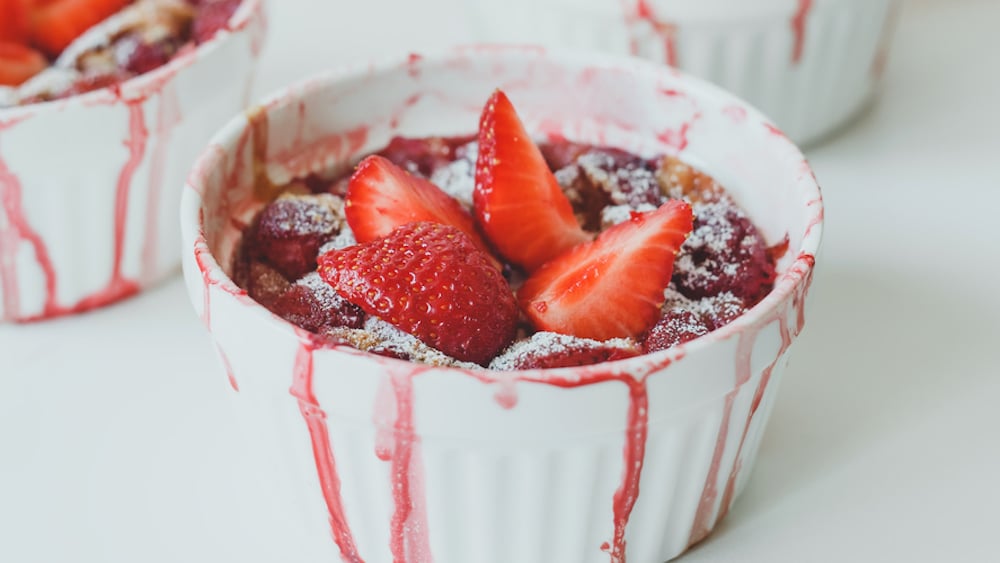 On rougit de plaisir pour ce clafoutis gourmand aux fraises ! Un dessert facile et rapide à préparer