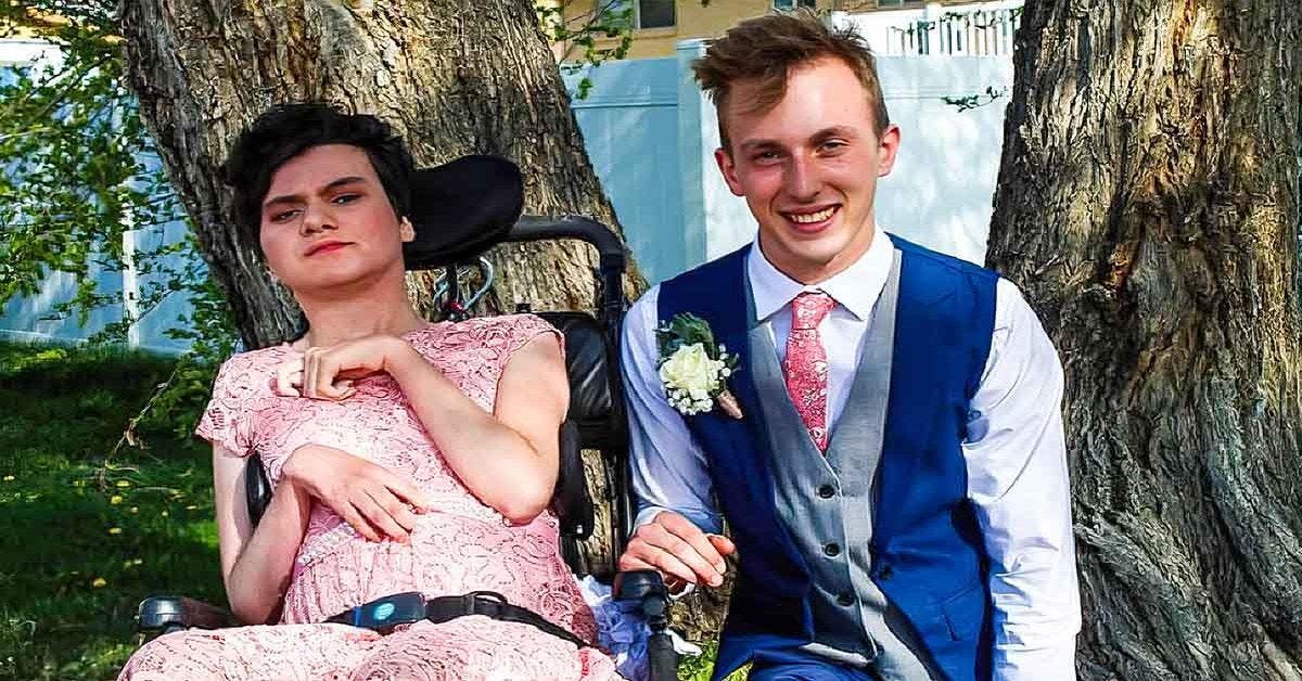 Un adolescent emmène une jeune fille handicapée au bal de fin d’année : personne ne l’avait invitée