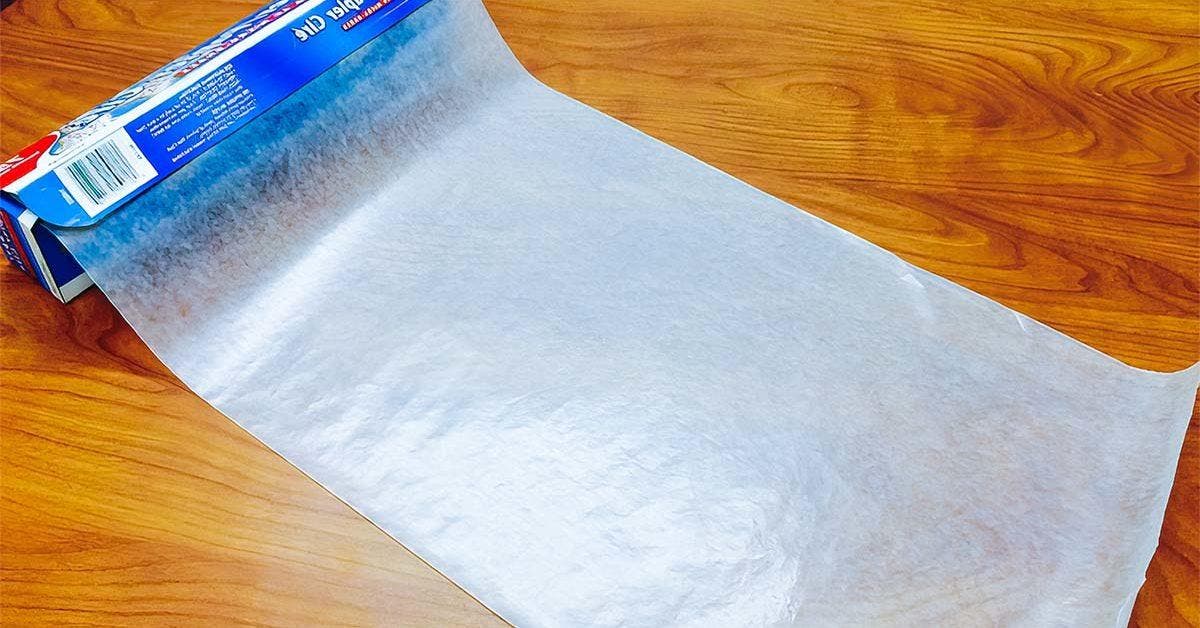 L’astuce du papier ciré pour éliminer la graisse et la poussière de la cuisine