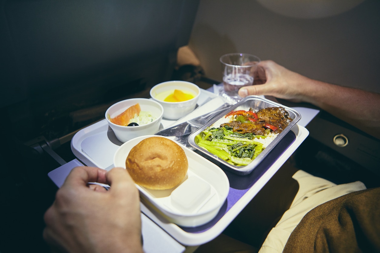 Pourquoi la nourriture a-t-elle moins de goût dans les avions ?