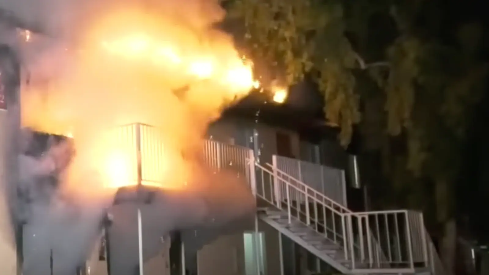 Un sans-abri sauve une famille de leur maison en feu.