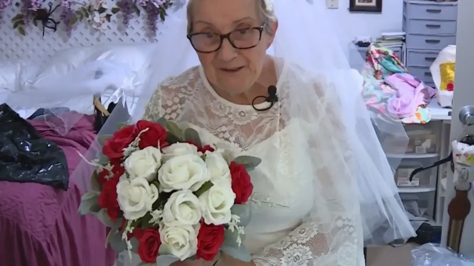 À 77 ans, elle n'en peut plus des hommes et décide de se marier à elle-même.