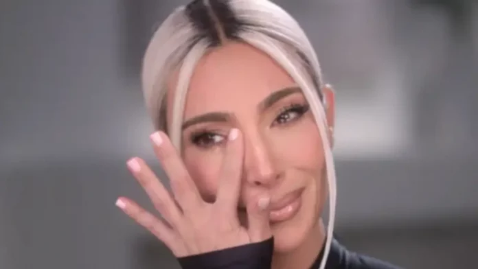Kim Kardashian affirme pleurer pour s'endormir alors qu'elle élève seule ses 4 enfants