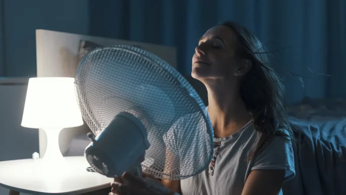 Voici pourquoi les experts recommandent de ne pas dormir avec un ventilateur en fonction
