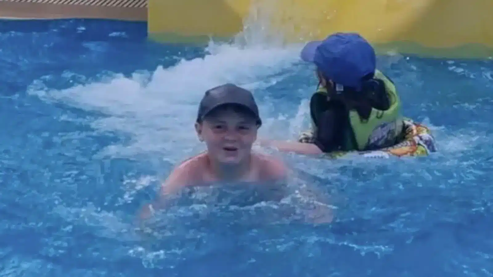 Un garçon de dix ans sauve la vie d'un autre enfant inanimé au fond d'une piscine