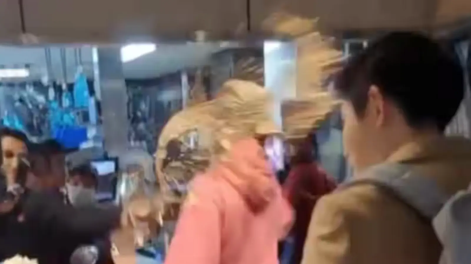 Un employé de McDo lance un breuvage au visage d'un client et ça dégénère