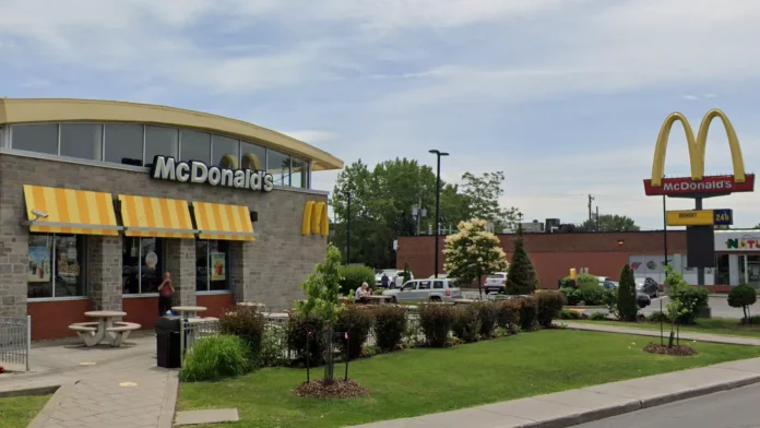 Une femme sauvagement battue au service à l'auto d'un McDonald's à Montréal