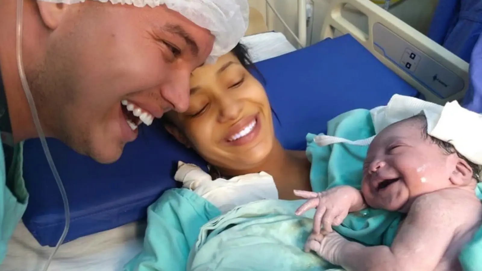 Une photo montrant un nouveau-né qui sourit à ses parents fait le tour du monde
