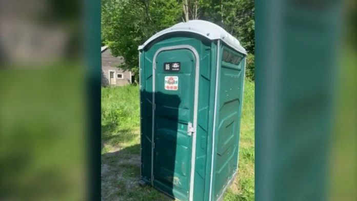 Cette ville du Québec est à la recherche d'une toilette chimique portée disparue.