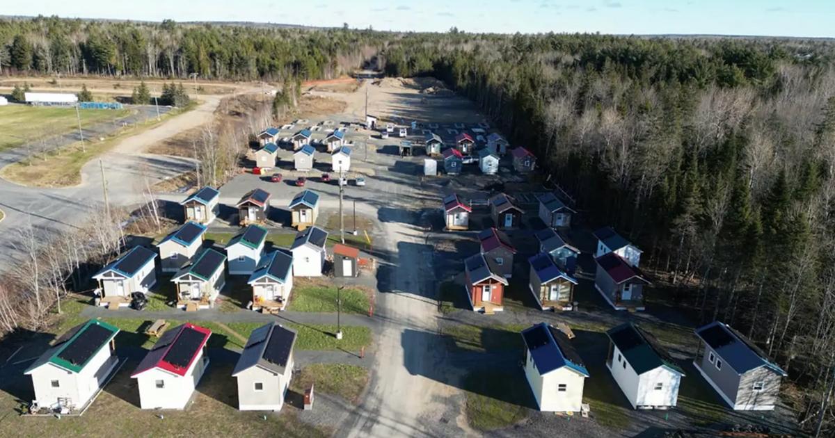 Un millionnaire fait construire 99 petites maisons pour venir en aide à la communauté.