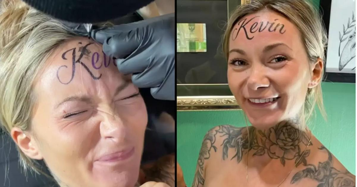 Une influenceuse se fait tatouer le prénom de son amoureux Kevin sur le front.