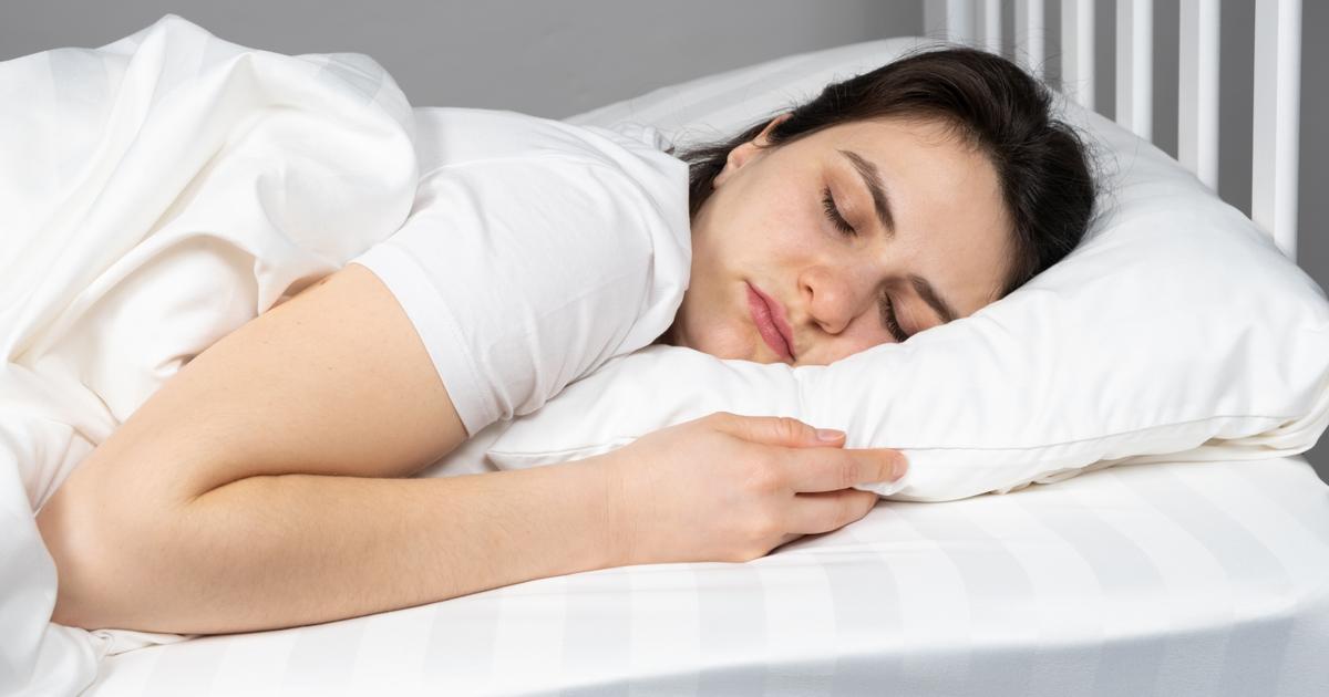 Un chiropraticien lance un grave avertissement aux gens qui dorment sur le ventre.